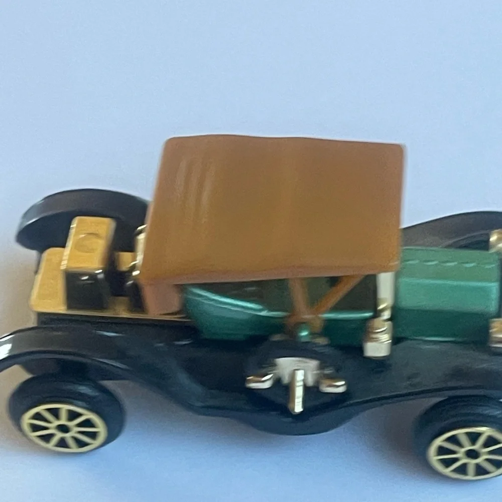 This antique old classic toy car is a four seater. It has four spoke tires. Nice - Picture 2 of 5